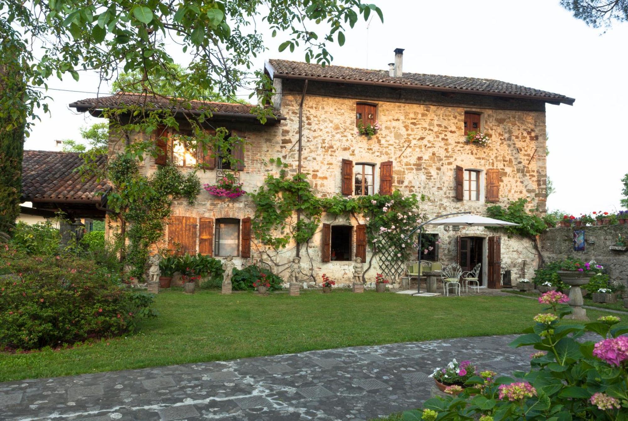 B&B La Casa Del Sole Manzano Exterior photo