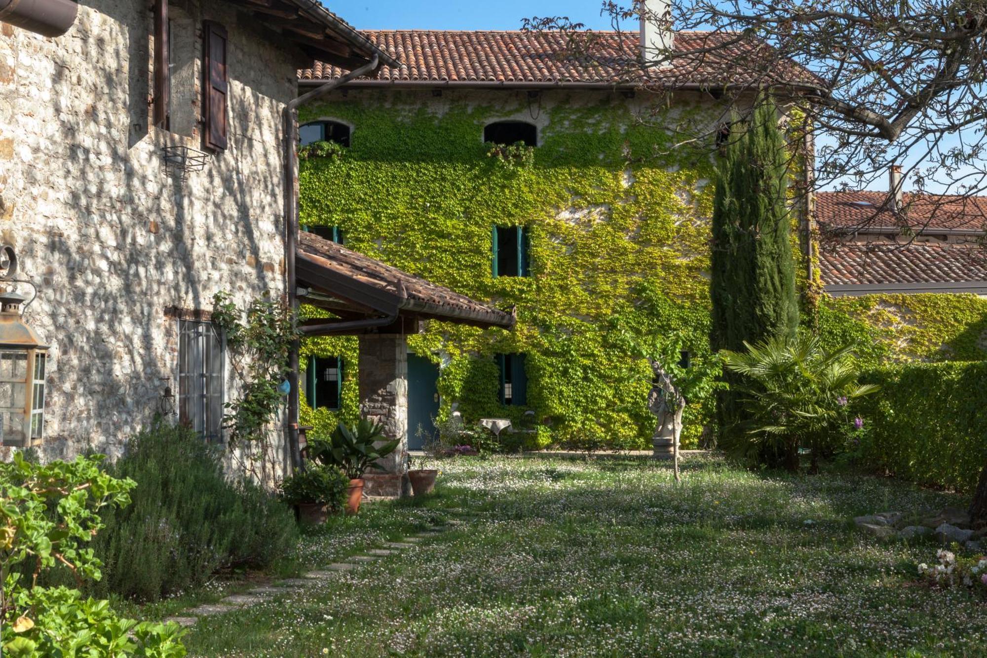 B&B La Casa Del Sole Manzano Exterior photo